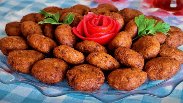 بلغور ریز گندم،سیب زمینی اب پز شده،پیاز رنده شده،تخم مرغ،آرد سفید