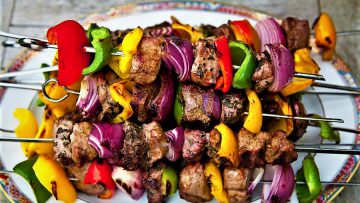 گوشته راسته یا فیله گوساله،پیاز ریز شده،فلفل دلمه ای ،ماست پرچرب،زعفران