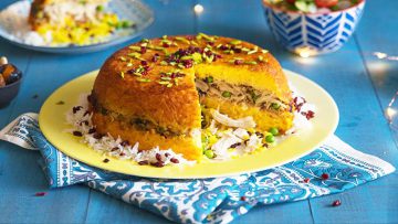 برنج،مرغ،ماست،روغن،تخم مرغ،زغفران،خلال پسته و بادام